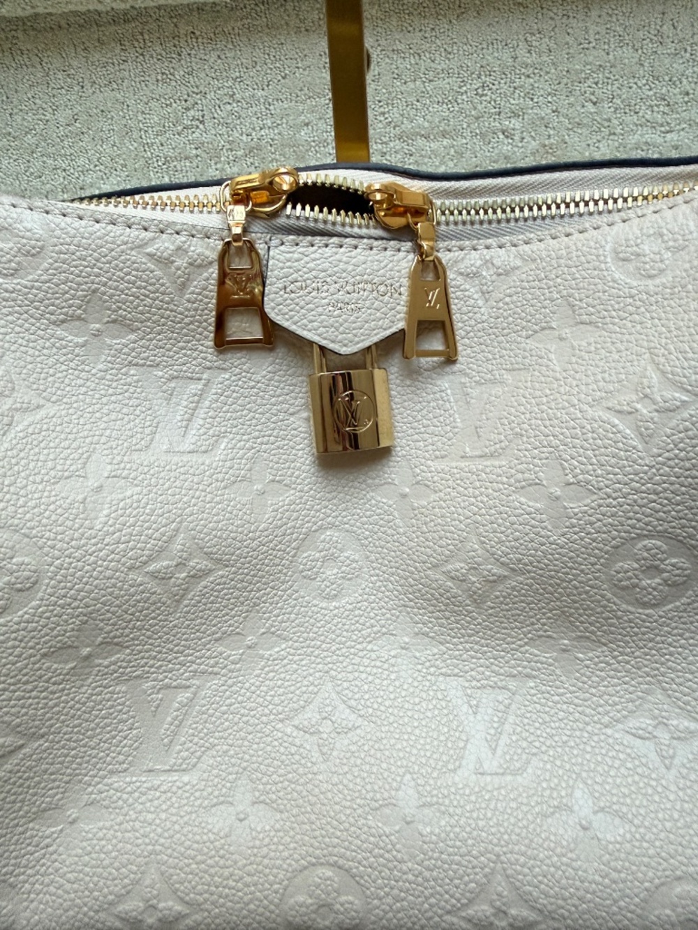 Louis Vuitton Empreinte Monogram Sac Sport in Cream Pre-Owned - Picture 14 of 16